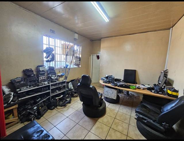 400M² FACTORY FOR SALE IN KNIGHTS